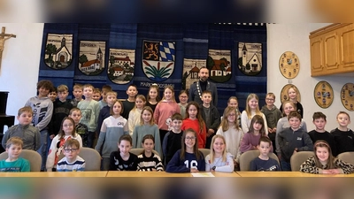 Kombiklassen 3/4 a und b mit Bürgermeister Armin Bulenda im großen Sitzungssaal. (Bild: Diana Troidl)