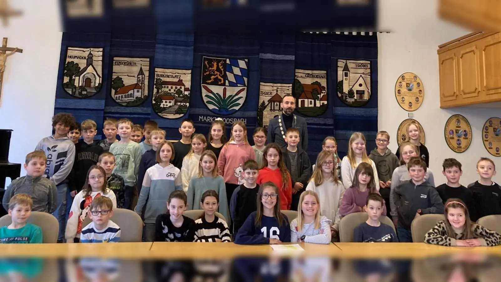 Kombiklassen 3/4 a und b mit Bürgermeister Armin Bulenda im großen Sitzungssaal. (Bild: Diana Troidl)