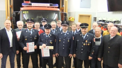 Zum Schluss der Jahresversammlung der Pittersberger Wehr wurden noch insgesamt 19 verdiente langjährige FFW-Kameraden, auch aus den zugehörigen Orten Breitenbunn und Au, für ihr Engagement mit Urkunde bei großem Applaus geehrt. Die drei Bürgermeister Erich Meidinger (ganz links) sowie Herbert Jäger und Johann Vornlocher (beide rechts im Bild) gratulierten. (Bild: Michael Götz)