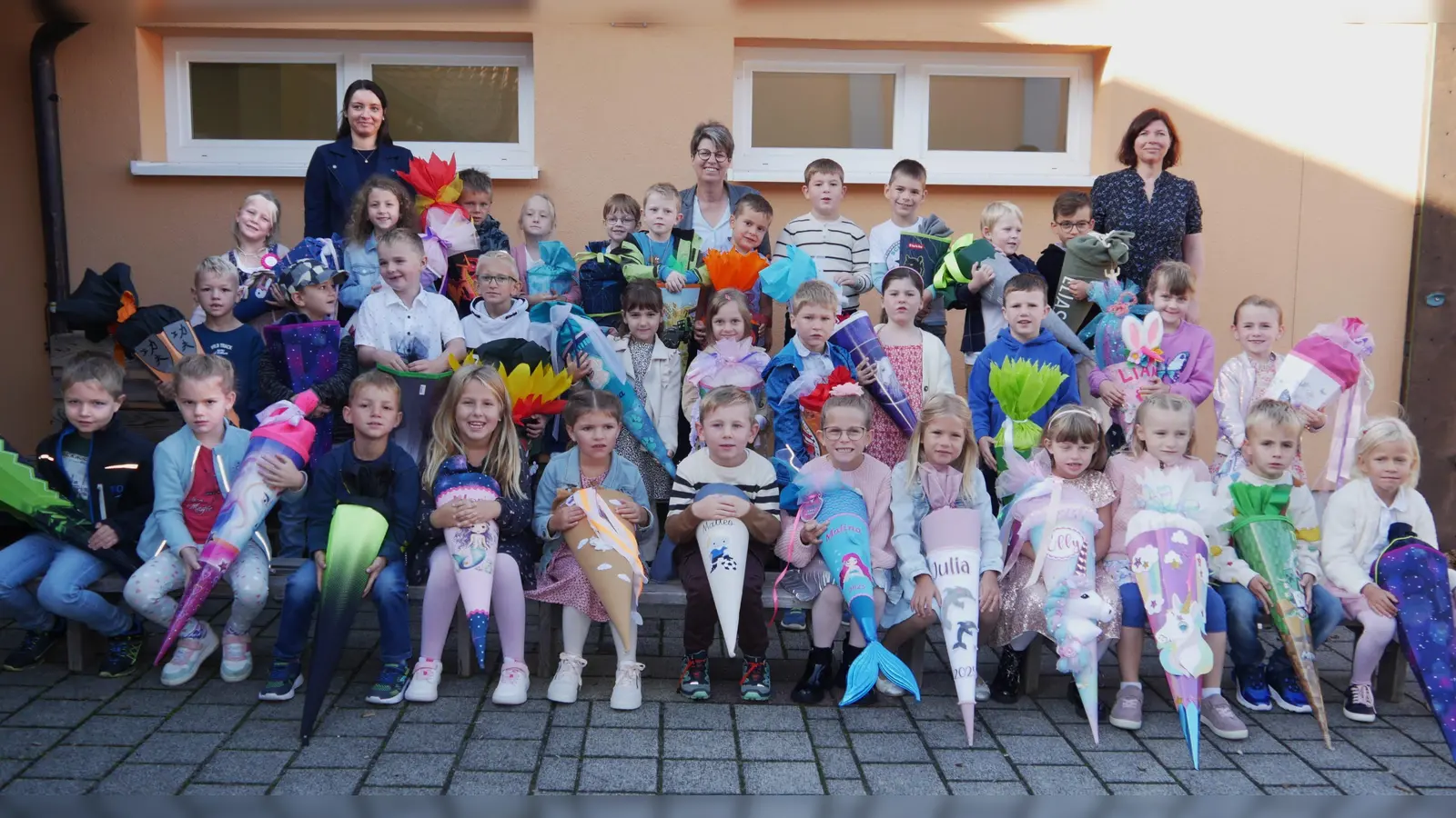 die 35 Erstklässer an der Grundschule Illschwang mit (von links) Verena Appel (Klassenlehrerin der 1a), Rektorin Gabi Pirner und Daniela Schießl (Klassenlehrerin der 1/2) (Bild: Norbert Weis)