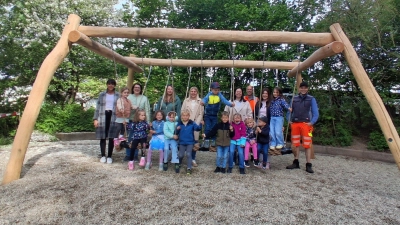 Im Bild, von links: Kinderhausleitung Susanne Fellner, Mitglieder des Elternbeirates Nicole Fräde, Sandra Stobitzer, Nina Schwägerl, Pia Heinrich, Nadine Schaumberger, Mitarbeiter des Bauhofs Joachim Sommer und Wolfgang Amschl und Kinder des Kinderhauses (Bild: Ina Schattan)