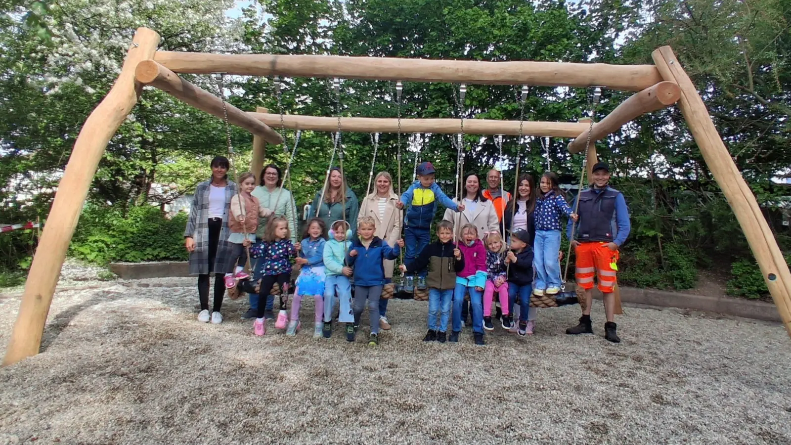 Im Bild, von links: Kinderhausleitung Susanne Fellner, Mitglieder des Elternbeirates Nicole Fräde, Sandra Stobitzer, Nina Schwägerl, Pia Heinrich, Nadine Schaumberger, Mitarbeiter des Bauhofs Joachim Sommer und Wolfgang Amschl und Kinder des Kinderhauses (Bild: Ina Schattan)