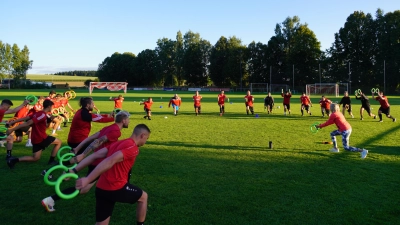 Doris Völkl übernimmt erstmals ein außergewöhnliches Aufwärmprogramm für die FSV Fußballer mit sogenannten Smovey-Bewegungsringen. (Bild: Franz Völkl)