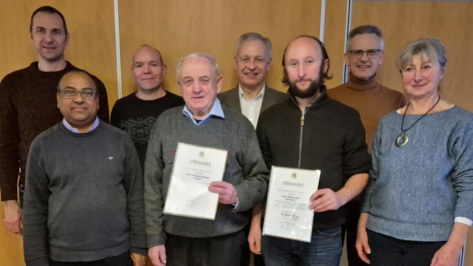 Der Vereinsvorstand mit den geehrten Mitgliedern des Imkervereins: von links Thomas Gradl, Stadtpfarrer Hruday Madanu, Günther Graßler, Hermann Schertl, Bürgermeister Thorsten Grädler, Martin Graf, Rainer Schwabe und Vorsitzende Marianne Metzner. (Bild: Thomas Gradl)