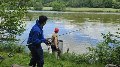 Bei der zweiten Praxiseinheit des Wahlfachs Angeln am Mühlweiher des Vereins „Brucker Karpfen“ konnten die Schüler ihr Können unter Beweis stellen und Fische fangen. (Bild: Michael Fleischmann)