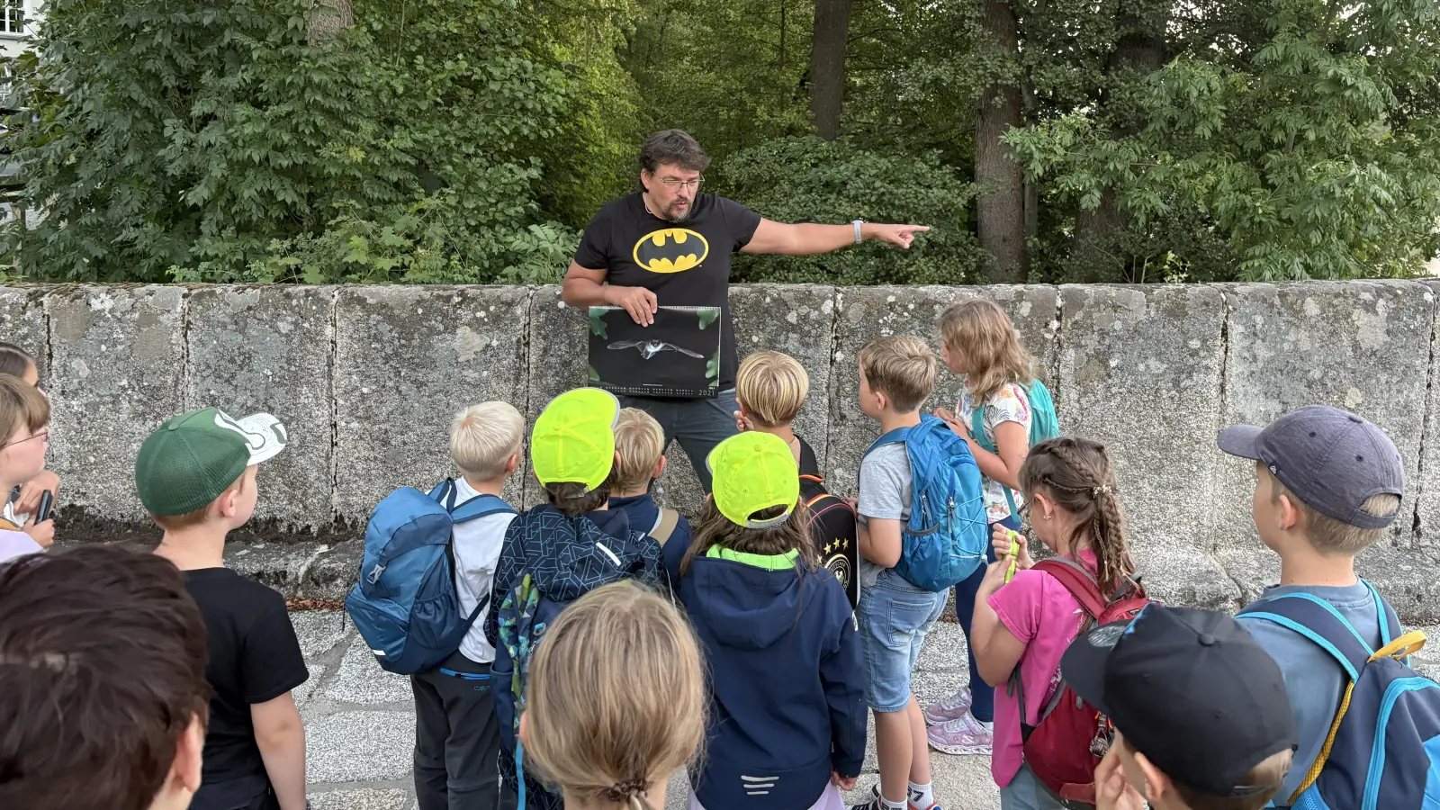 Michael Arbter erklärt den Kinder die Welt der Fledermäuse. (Bild: Sebastian Rosnitschek)