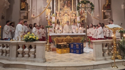 Altarraum der Kirche St. Vitus - Feier der hl. Osternacht (Bild: Anita Hartmann)
