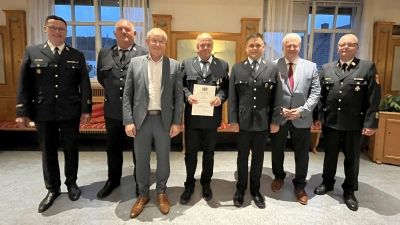 Für sein 40-jähriges Jubiläum als aktives Mitglied in der Feuerwehr Vilshofen wurde Stefan Bleyer (Mitte) von Landrat Richard Reisinger (2.v.r.) und KBR Christof Strobl (1.v.r.) geehrt. (Bild: Martina Beierl)