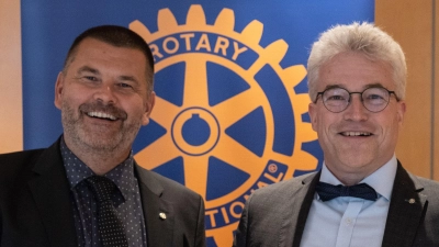 Michael Doblinger (links) übergibt das Amt des Präsidenten von Rotary Amberg an Klaus Horn (rechts).  (Bild: Tobias Riedl/exb)