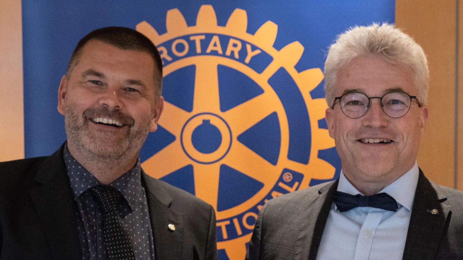 Michael Doblinger (links) übergibt das Amt des Präsidenten von Rotary Amberg an Klaus Horn (rechts).  (Bild: Tobias Riedl/exb)