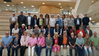 50 Jahre nach ihrem Schulabschluss an der Realschule Kemnath haben sich 33 ehemaligen Schülerinnen und Schüler des Jahrgangs 1976 getroffen. (Bild: Katrin Pasieka-Zapf)