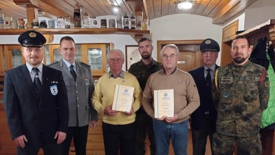 Einige Mitglieder wurden für ihre langjährige Treue zum Verein geehrt. 40 Jahre sind Johann Fleißer, Günter Grieb und Norbert Reiter dabei. (Bild: Christian Schießl)