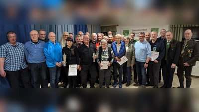 Text zu Bild 1: Einzelsieger und Mannschaftssieger mit Gauschützenmeister Werner Wendl (rechts) und Rundenwettkampfleiter Sepp Schmaußer (links). (Bild: Erwin Himmelhuber)