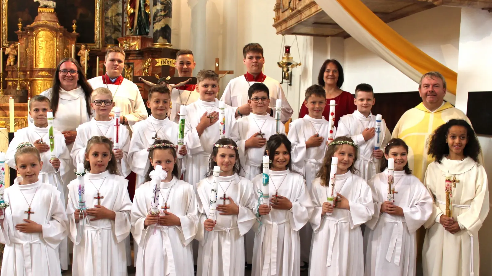 Diese acht Buben und sieben Mädchen feierten in der Pfarrkirche St. Vitus in Tiefenbach letzten Sonntag ihre erste Heilige Kommunion. Mit Pfarrer Albert Hölzl und Schulleiterin Waltraut Eichstetter (rechts), sowie Pastoralreferentin Theresa Glaser (links) (Bild: Nikolaus Scherr)
