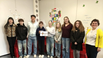 Die Schülersprecher, Wertebotschafter und die Fair-Trade AG nehmen die Auszeichnung entgegen.  (Bild: Alexander Gröger)