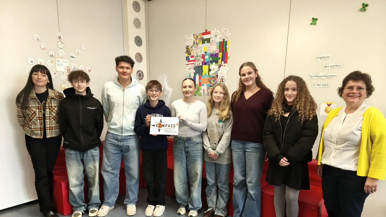 Die Schülersprecher, Wertebotschafter und die Fair-Trade AG nehmen die Auszeichnung entgegen.  (Bild: Alexander Gröger)