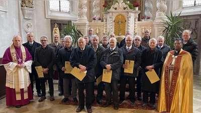 Die Jubelsodalen der MMC Pfreimd mit H.H. Weihbischof Pappenberger (links) MMC Präfekt Alois Kleierl (zweiter v. links) und MMC Präses P. Georg Parampilthadathil (zweiter v. rechts) Mitpräfekten Hans Leipold (rechts) Anton Richthammer (dritter v. rechts). (Bild: Wolfgang Reger)