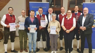 Vorstand Christian Winklmann (4.v.r.) konnte zusammen mit Bürgermeister Hans-Martin Schertl (6.v.r.) wieder viele aktive und passive Mitglieder für ihre langjährige Mitgliedschaft ehren. (Bild: Stefanie Gradl )