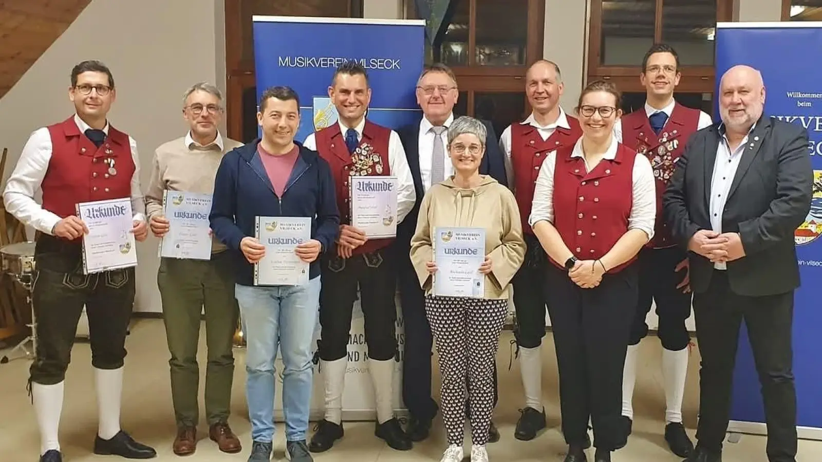 Vorstand Christian Winklmann (4.v.r.) konnte zusammen mit Bürgermeister Hans-Martin Schertl (6.v.r.) wieder viele aktive und passive Mitglieder für ihre langjährige Mitgliedschaft ehren. (Bild: Stefanie Gradl )