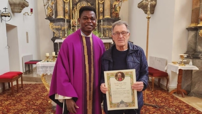 Pfarrvikar Ndudi mit dem Jubilar Herrn Kumeth Hans (Bild: Willi Wiedenbauer)