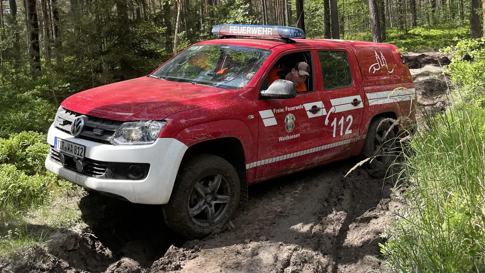 Beim Fahrertraining der Feuerwehren Waldsassen und Mitterteich am Standortübungsplatz in Weiden mussten sich die Fahrzeuge durch schweres Gelände kämpfen. (Bild: Matias Kunz)