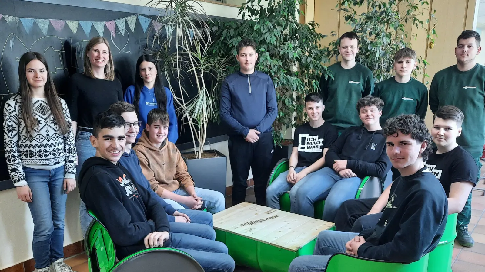 Ölfässer als Sitzmöbel (Bild: Susanne Pauli)