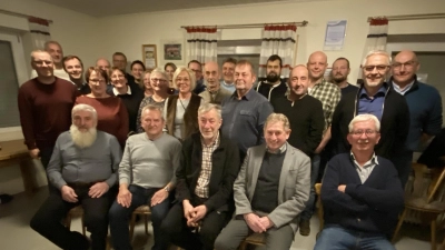 Treue Vereinsmitglieder wurde geehrt. Im Vordergrund von links Günter Schultes, Hans Maier, Hans-Peter Klüger, Rudi Tröster, Egon Frey für 60 Jahre. (Bild: Josef Glas)