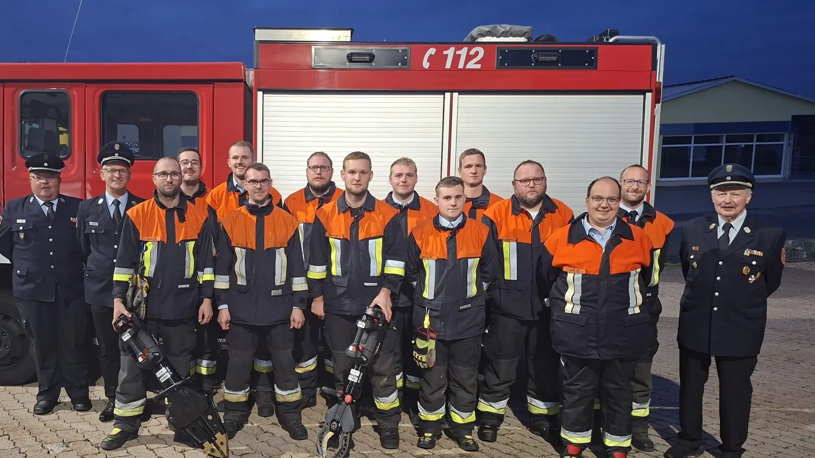 Die zwölf Teilnehmer stellten sich der Prüfung. Als Schiedsrichter fungierten (von links) Roland Frank, Helmut Czepa und Willi Horn (rechts) (Bild: Erik Mucke)
