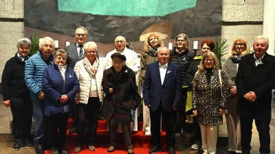 Gemeinsam mit Pfarrer Andreas Hanauer feierten am weißen Sonntag 14 Gläubige in Pirk gemeinsam Jubelkommunion. (Bild: Kerstin Kiener)