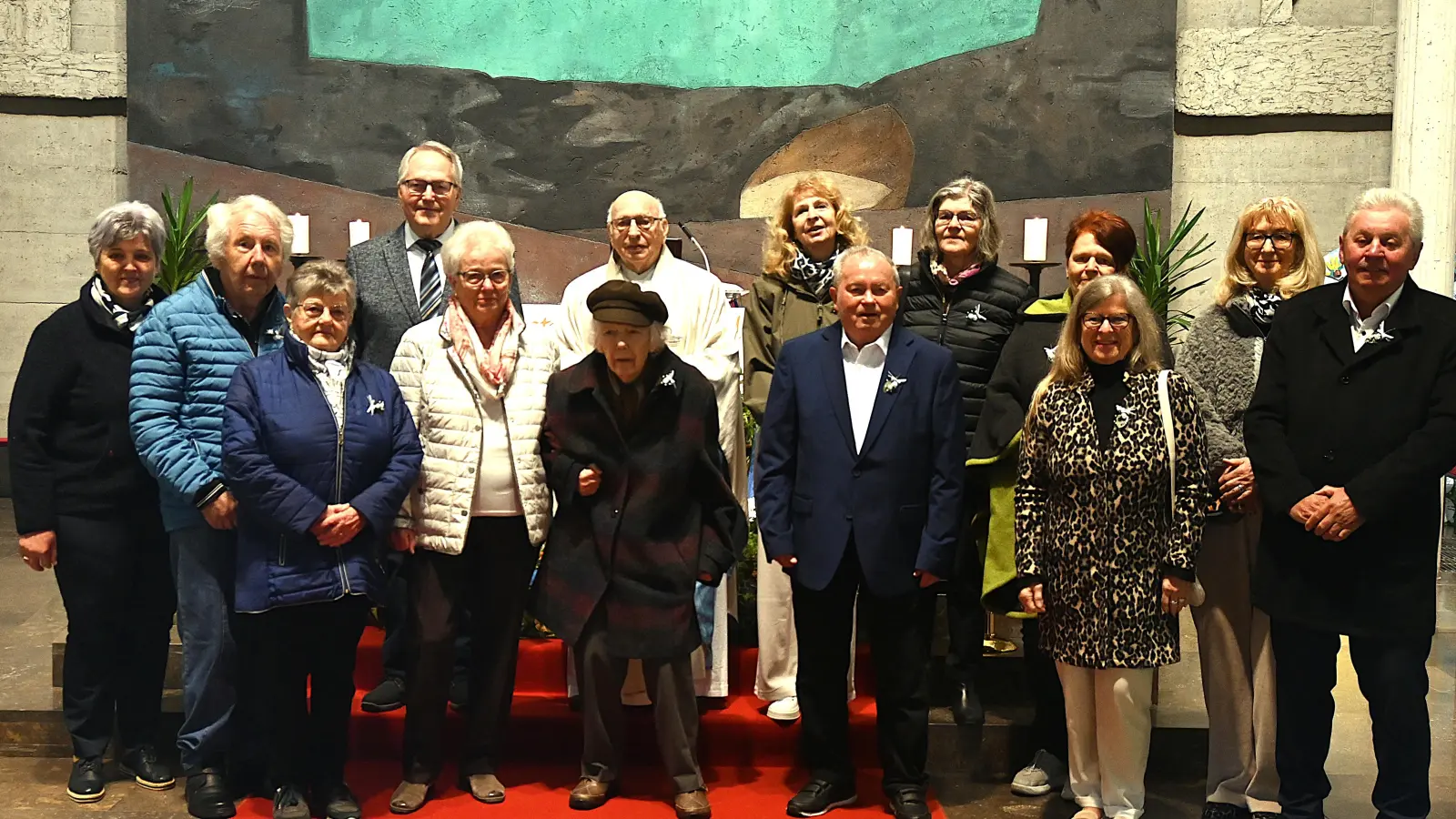 Gemeinsam mit Pfarrer Andreas Hanauer feierten am weißen Sonntag 14 Gläubige in Pirk gemeinsam Jubelkommunion. (Bild: Kerstin Kiener)