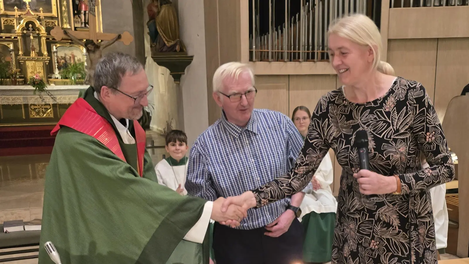 Am Ende des Gottesdienstes überreichten Kirchenpflegerin und Bürgermeisterin Susanne Lindner (rechts) und Pfarrgemeinderat Hans Schöpf (Mitte) dem Jubilar Christian Preitschaft eine Stola als Geschenk (Bild: Wolfgang Schöpf)