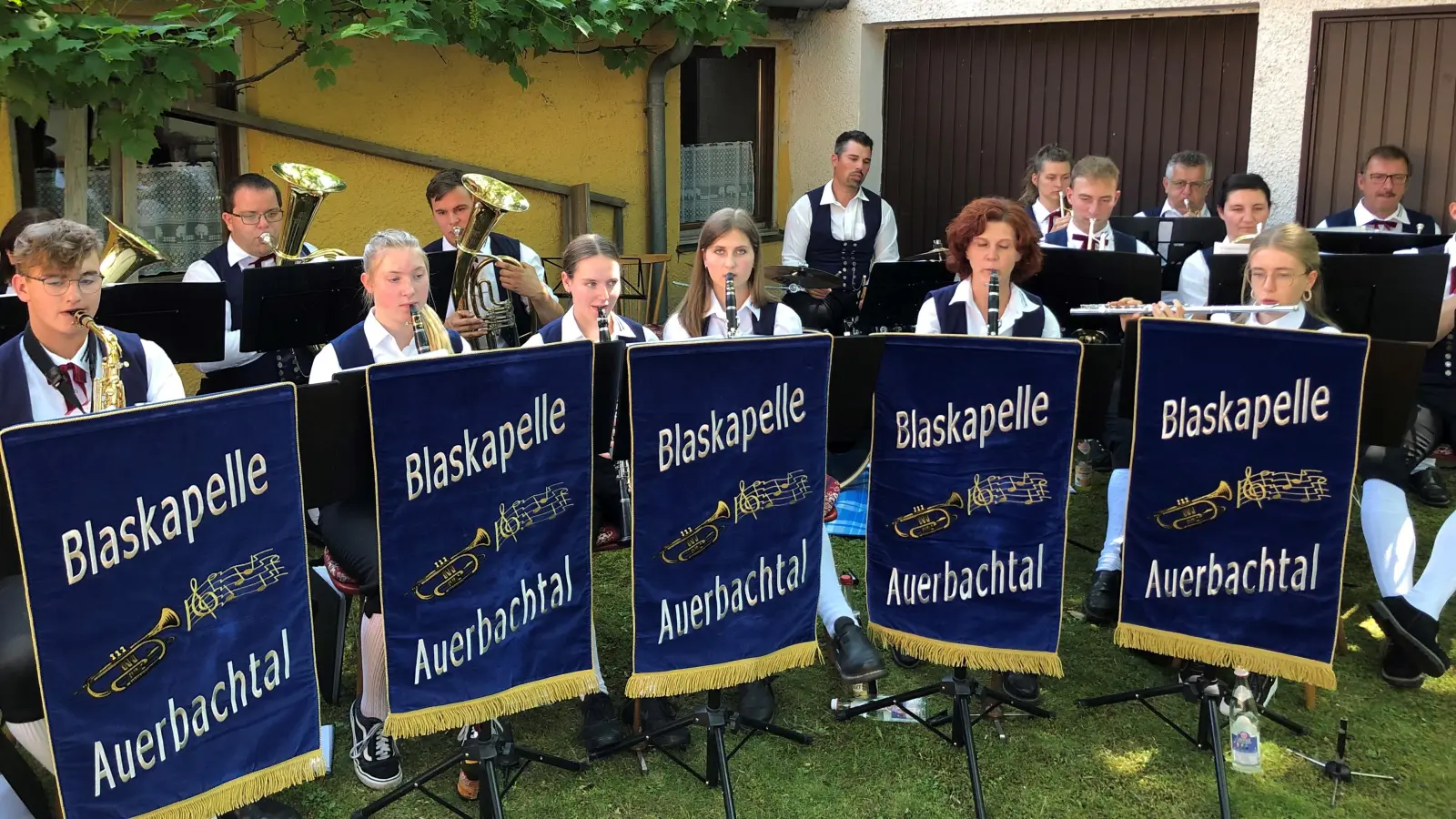 Die Musikanten der Blaskapelle Auerbachtal laden am Samstag, 26. Juli zu einem Sommernachtsfest in den Unterauerbacher Pfarrgarten ein. (Bild: Franz Grabinger)