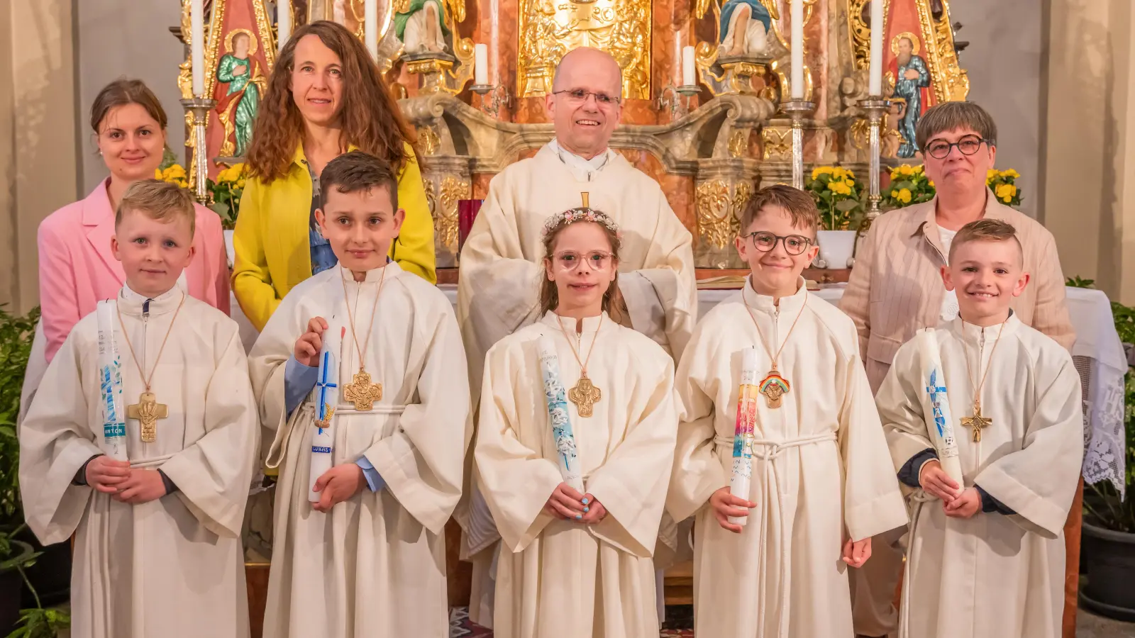 Im Bild vorne von links die Kommunionkinder Anton Müller, Lukas Konz, Laura Schmeller, Konstantin Wagner und Benno Schneider. Hinten von links die Klassenlehrerin Frau Mehler, Rektorin Frau Bracke, Pfarrer Armin Maierhofer und Rosi Rödl. (Bild: Wolfgang Schwamberger )