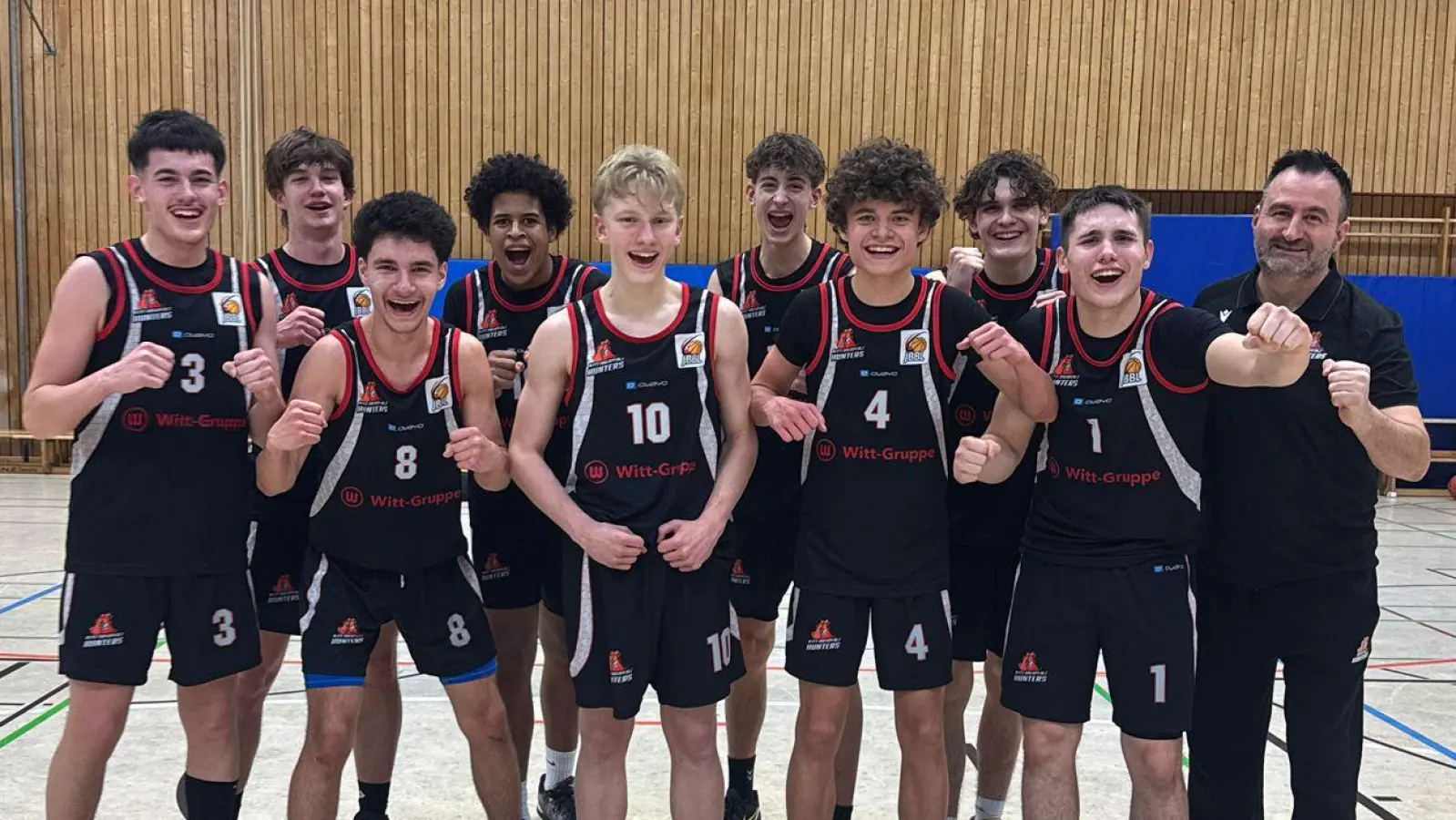 Das Team möchte sich nach dem Spiel über die Teilnahme an den PlayOffs freuen, wie hier nach einem erfolgreichen Spiel  (Bild: Christian Tiemann)