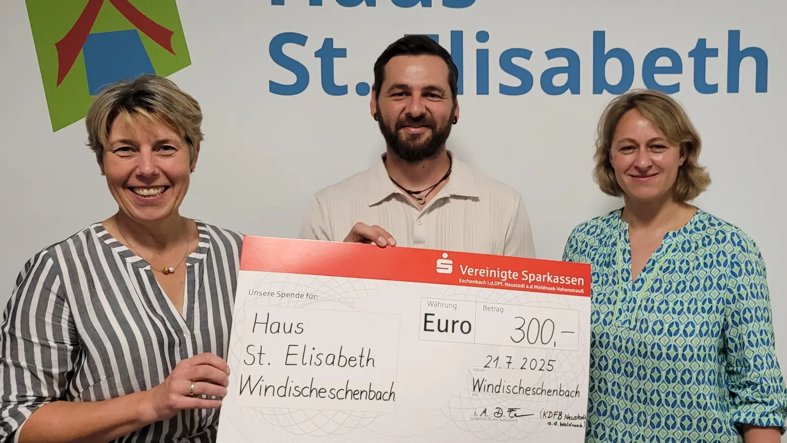 Stefanie Hetz und Doris Enzmann vom Kath. Frauenbund Neustadt/WN überreichen dem Einrichtungsleiter des Hauses St. Elisabeth Peter Wasel einen Spendenscheck. (Bild: Tino Dubrowski)