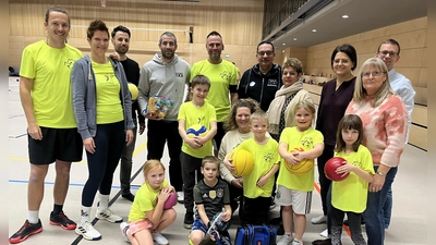 Einen Kompressor stiftete die CSU der SV-Ballsportgruppe für Kinder. Den Trainern dankte die CSU-Familie für deren ehrenamtliches Engagement.  (Bild: Gerald Morgenstern)