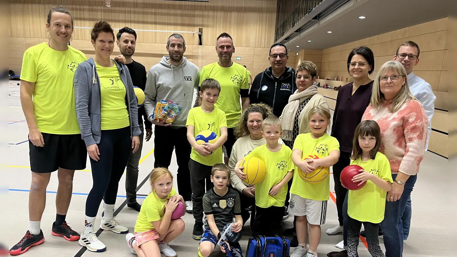 Einen Kompressor stiftete die CSU der SV-Ballsportgruppe für Kinder. Den Trainern dankte die CSU-Familie für deren ehrenamtliches Engagement.  (Bild: Gerald Morgenstern)