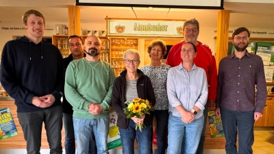 Zeigen sich motiviert für die gestartete Amtszeit: Die amtierenden Markträte Hans Fischer (ab 2.v.l.), Miroslaw Zgrzendek, Veronika Baur (6.v.l.), ihre Vorgänger Marlies Grill (ab 4.v.l.), Marga Kraus und Helmut Bauer (7.v.l.) mit Ortsvorsitzendem Christopher Würz (r.) und Vorstandsmitglied Manuel Kraus (l.). (Bild: Christopher Würz)