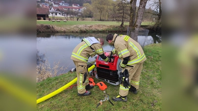 Oben auf dem Eggenberg wurde das geförderte Wasser für die Löscharbeiten in einem Faltbehälter aufgefangen. (Bild: Michael Rabenhofer)