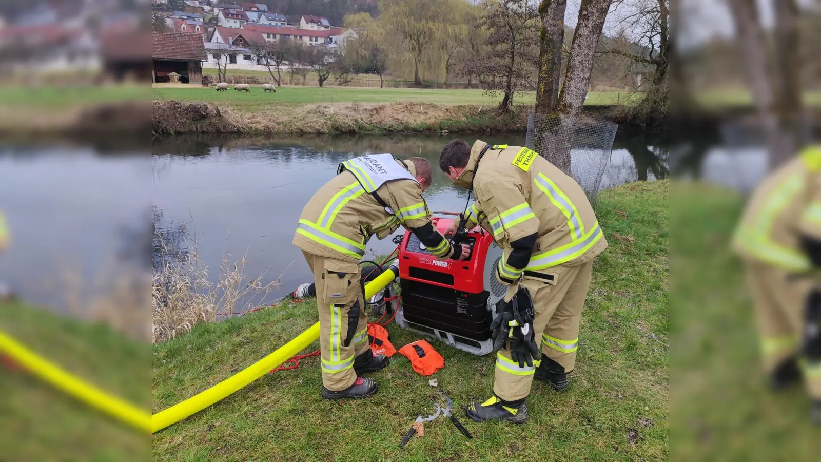 Oben auf dem Eggenberg wurde das geförderte Wasser für die Löscharbeiten in einem Faltbehälter aufgefangen. (Bild: Michael Rabenhofer)