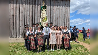 Burgschützen Trausnitz beim Gründungsfest der FFW Kleinschwand: 2. von li. Schützenliesel Claudia Bodensteiner, 3. von li. Schützenkönig Tobias Bodensteiner, 4. von li. Jugendkönigin Mia Horoszack, re. neben der Fahne Fahnenjunker und 1.Schützenmeister Ludwig Kraus, li. der Fahne Martin Schwander Fahnenjunker  (Bild: Angelika Stahl)