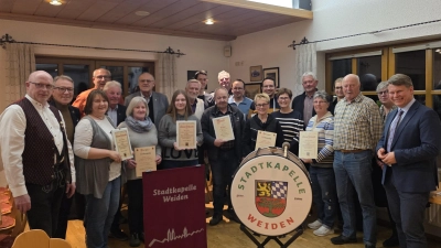 Die geehrten Mitglieder, Vorstandschaft und Ehrengäste (Bild: Maria Neubauer)