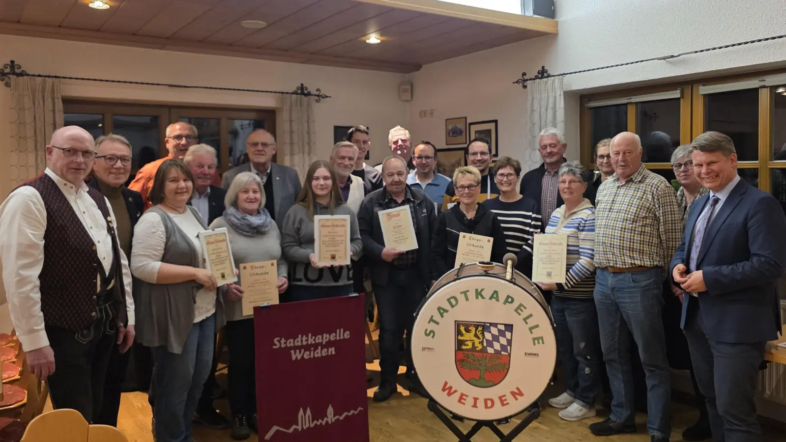 Die geehrten Mitglieder, Vorstandschaft und Ehrengäste (Bild: Maria Neubauer)