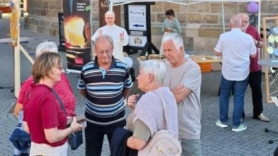 Regina Probst im Gespräch mit Passanten (Bild: Kathrin Blödt)
