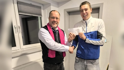 Spendenübergabe der KAB ST. Konrad durch Michael Träger an Patrick Reber für die Jugendarbeit des TB Weiden  (Bild: Britta Heger)