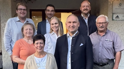 CSU-Vorsitzender Christoph Müller, FU-Chefin Christine Härtl, CSU-Kreisvorsitzender Stephan Oetzinger, JU-Vorsitzende Constanze Hartwig, Landrat Andreas Meier und Altbürgermeister Josef Wittmann (von links) sichern Erstem Bürgermeister Richard Kammerer (vorne, mit Ehefrau Ulla) volle Unterstützung zu. (Bild: knh)
