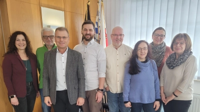 Bürgermeister Karlheinz Budnik (3. v.l.) übergibt mit Organisatorin Sandra Henkens (links) jeweils eine Spende an Peter Wasel (4. v.l.) und Andreas Stumpe (5. v.l.) (Bild: Karlheinz Budnik )
