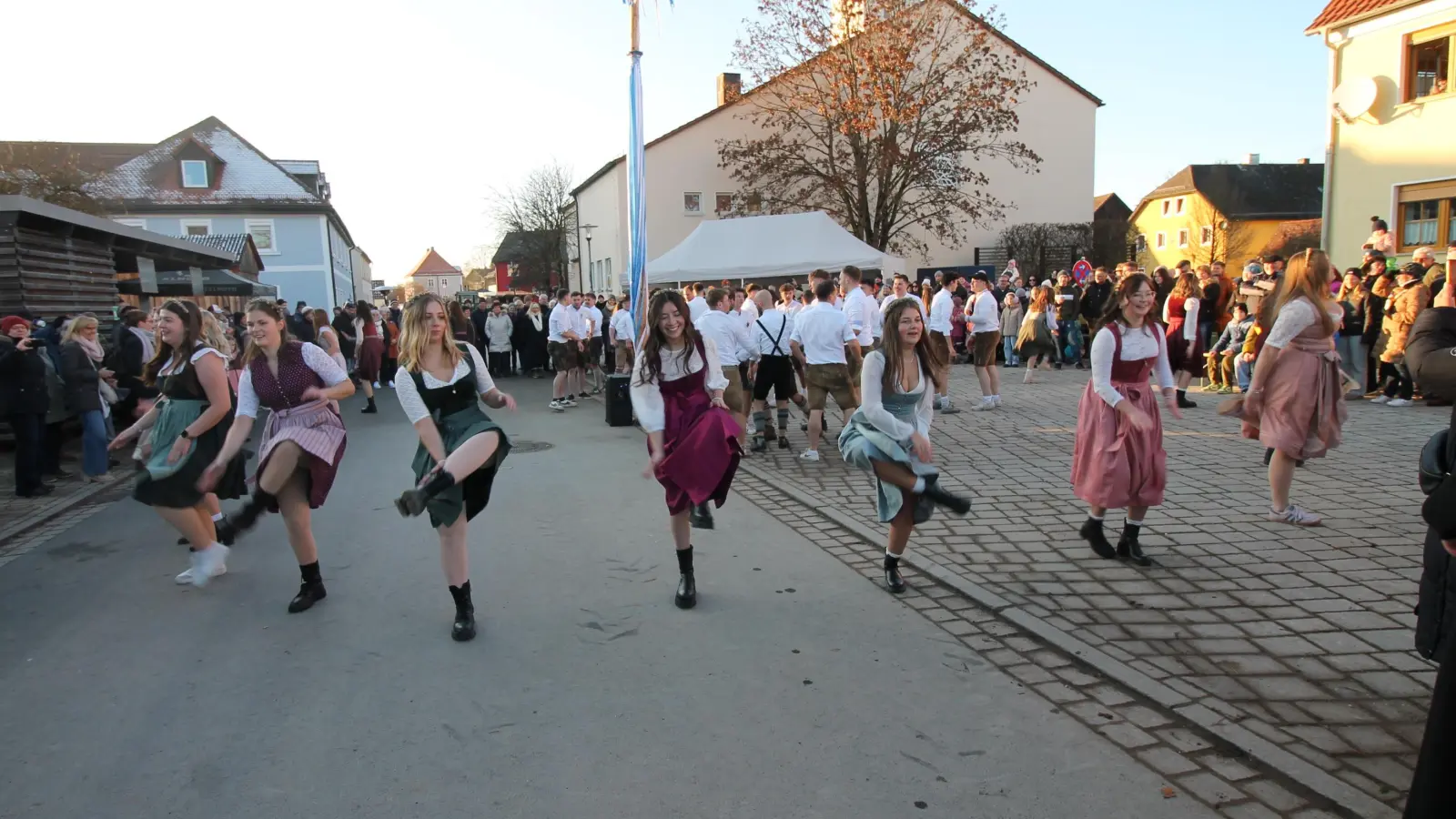 Ein „weitgehend standardisierter Gruppenpaartanz ohne weibliche Beteiligung”: In Schwarzenbach gilt die Wikipedia-Definition des „Schuhplattlers” nicht mehr. Erstmals schickte die Katholische Landjugend zu ihrem Kirchweihfest eine Plattlerinnengruppe auf den Dorfplatz. (Bild: Bernhard Piegsa)