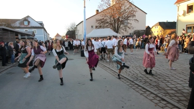 Ein „weitgehend standardisierter Gruppenpaartanz ohne weibliche Beteiligung”: In Schwarzenbach gilt die Wikipedia-Definition des „Schuhplattlers” nicht mehr. Erstmals schickte die Katholische Landjugend zu ihrem Kirchweihfest eine Plattlerinnengruppe auf den Dorfplatz. (Bild: Bernhard Piegsa)