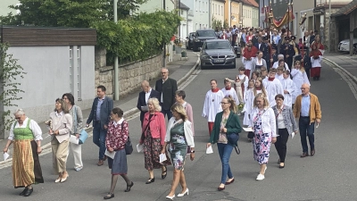 Unter großer Beteiligung wurde die Monstranz durch die Straßen von Tännesberg getragen. (Bild: JJosef Glas)